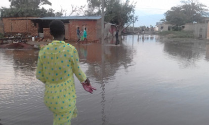 Umurundikazi atembera mu kibano aho amazi y'ibidengeri avuye ku mvura nyinshi mu ntara ya Bujumbura rural, commine Mutimbuzimazi © Croix Rouge du Burundi/ Patient Munezero