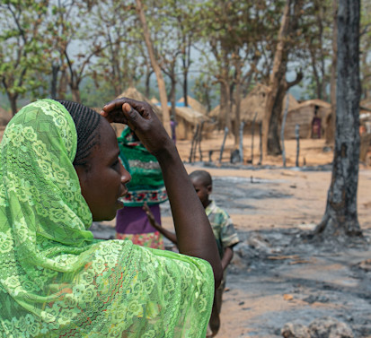 Burned to the ground by recent clashes, Fatima looks into the direction of where her hut used to be. ©OCHA/Anita Cadonau, Bambari, Ouaka Prefecture, CAR, 2021.