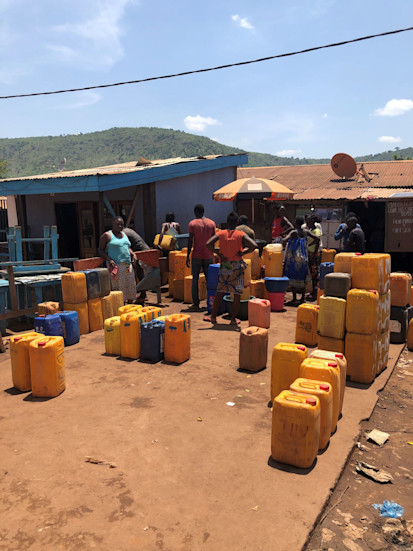 Plisson attend son tour pour s'approvisionner en eau auprès d'un fournisseur privé. © Maxime Nama, 4ème Arrondissement, Bangui, RCA, 2022. 