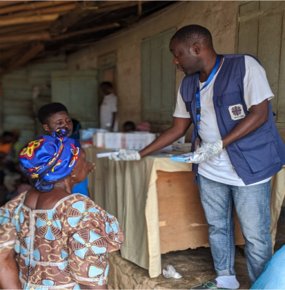 Caritas, en partenariat avec l'UNICEF, distribue des médicaments aux personnes déplacées dans le district de Konye crédit : Caritas