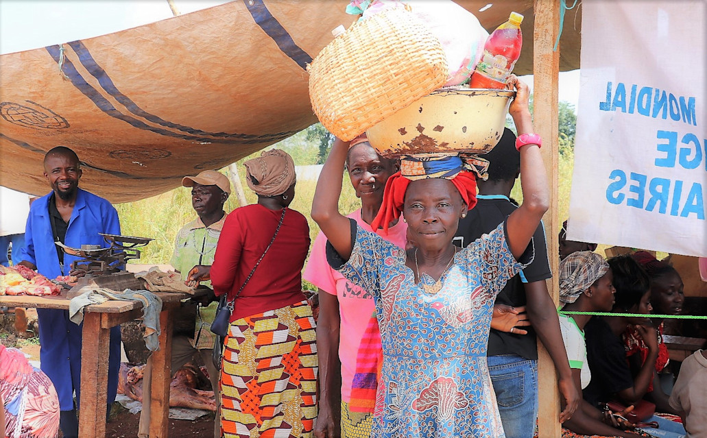Une femme recevant une assistance alimentaire dans la ville de Bangassou. 3 millions de personnes, soit près de la moitié de la population de la RCA (49%) ont besoin d’une assistance alimentaire en 2023. ©OCHA/V. Edgar Ngarbaroum, Préfecture du Mbomou, République centrafricaine, 2022