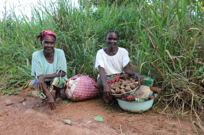 Deux cultivatrices reviennent du champ avec leurs récoltes pour les vendre au marché d’Alindao, Préfecture de la Basse-Kotto, République Centrafricaine. 