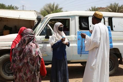 Health personnel talking to citizens about the coronavirus vaccine (UNICEF)