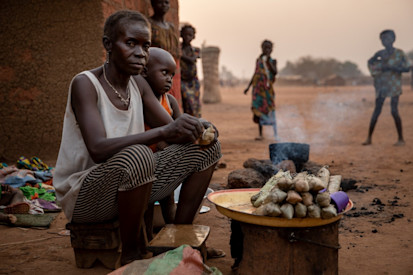 An internally displaced woman selling cassava sticks, the main staple in the Central African Republic, at a site for displaced people in Batangafo. ©OCHA/Adrienne Surprenant, Batangafo, Ouham Prefecture, CAR, 2020. 