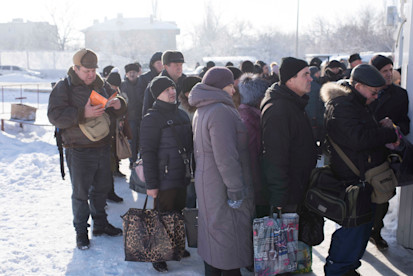 Люди на холоді стоять в черзі, щоб перетнути «лінію розмежування». (Світлина зроблена до початку пандемії COVID-19).