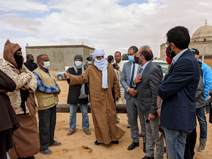 The IDP community in Awal, Libya, welcoming the Inter-Agency Monitoring Mission (OCHA/Jennifer Bose Ratka)