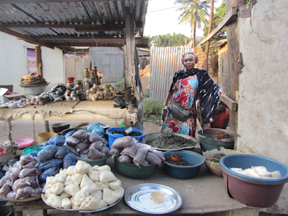 Une subvention a permis à Blanche, une jeune commerçante, de réapprovisionner ses stocks et d'offrir à ses clients une sélection de marchandises plus variée. ©OCHA/Anita Cadonau, Bangui, RCA, 2020.