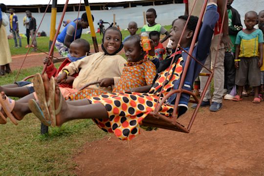 Des enfants anciens réfugiés burundais rapatriés de l'Ouganda jouent au centre de transit de Kinazi, au Burundi. ©UNHCR/Bernard Ntwari