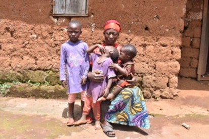 Chancel et ses enfants déplacés à Ngbetsouem, dans la région de l'Ouest, en provenance d'Oku, dans la région Nord-Ouest. crédit : PUI