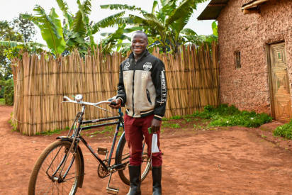 Anicet pousse fièrement son précieux vélo dans les rues de la colline Tura, commune Giteranyi et province Muyinga, au nord-est du pays. Photo : OIM/Amaury Falt-Brown