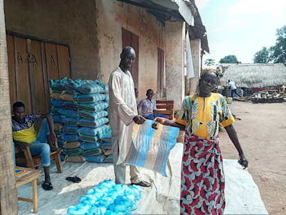 L'assistance alimentaire permet à Jeanne de nourrir ses petits-enfants, ses nièces et neveux, et son fils aveugle, et lui donne l'énergie nécessaire pour retourner aux champs. ©Solidarités International, 2021.