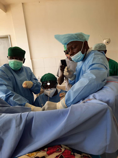 L'équipe chirurgicale mixte congolaise et centrafricaine effectue sa première opération de la fistule à l'Hôpital de l'Amitié à Bangui. ©Fondation Mukwege, 2020.