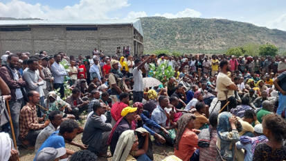 IDPs from Alamata and surrounding areas at the industry site near Kobo Town, North Wollo Zone on 20 April, before return/relocation. Credit: OCHA/Yosef