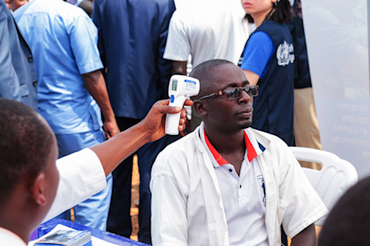 Séance de dépistage et contrôle de la température. Photo : ©OMS BURUNDI/Dismas Junior
