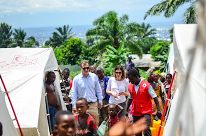 David Carden, directeur adjoint d'OCHA pour l'Afrique de l'Ouest et du Centre, visite les personnes déplacées sur le site de réinstallation de Winterekwa où 3 740 personnes ont perdu leur maison et leurs récoltes à cause des pluies torrentielles et des vents violents en décembre 2019. OCHA 2020/Lauriane Wolfe