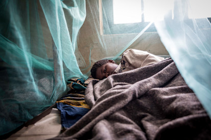 Un enfant protégé par une moustiquaire