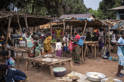 Des femmes et des enfants font des achats dans un marché local à Bambari. La situation de la sécurité alimentaire des populations de Bambari et du reste de la préfecture de Ouaka est préoccupante et considérée en phase de crise, voire d'urgence.   ©OCHA/Siegfried Modola, Bambari, Préfecture de la Ouaka, RCA.