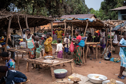 Des femmes et des enfants font des achats dans un marché local à Bambari. La situation de la sécurité alimentaire des populations de Bambari et du reste de la préfecture de Ouaka est préoccupante et considérée en phase de crise, voire d'urgence. ©OCHA/Siegfried Modola, Bambari, Préfecture de la Ouaka, RCA.