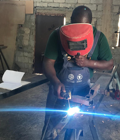 Participant at a door and window making course (WFP/Kafaa)