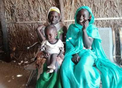 الطفل جلال وعائلته في معسكر طنيدبة للاجئين في شرق السودان