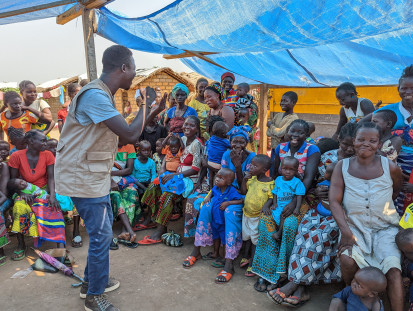 Un membre du personnel de l'ONG Médecins d’Afrique anime une session d'éducation sur la nutrition pour les mères d'enfants souffrant de malnutrition aiguë sévère sur un site de personnes déplacées à Kaga-Bandoro. ©OCHA/A.Cadonau, Kaga-Bandoro, Préfecture de la Nana-Gribizi, RCA, 2022. 