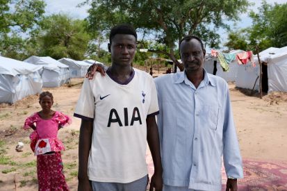 Originaire de Nyala, Mahamat Ahmat Hassan Abdulahman (à droite) est aujourd'hui installé sur le site de demandeurs d'asile Korsi, à Birao. Il a dû fuir avec ses cinq enfants et sa femme, après avoir perdu tous ses biens, dont son commerce qui a brûlé lors des violences au Soudan. ©UNHCR/Josselin Brémaud, Préfecture de la Vakaga, République centrafricaine.