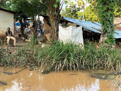 Deux jours après les pluies diluviennes du 22 juillet, Rodrigue Yetendji n'a pas fini de réaliser les dégâts et menaces contre ce qui reste des trois maisons et autres biens de sa famille, © Maxime Nama, 6ème Arrondissement, Bangui, RCA, 2022.  
