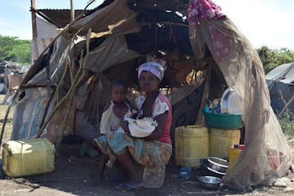 Umwe ubahunze imyuzurira arikumwe n’umwana wiwe akivuka munkambi ya Kigaramango mu Gatumba intara ya Bujumbura © UNHCR 2020/Bernard Ntwari