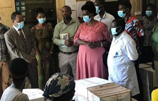 UNFPA donates Personal Protective Equipment and reproductive health kits to the Burundian Association of State Midwives (ABUSAFE). © UNFPA Burundi/2020