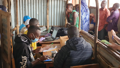 Distribution of cash to refugees in Kavumu camp in Cankuzo province © “Stefan PATROI @ WFP