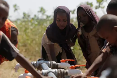 أطفال يجلبون المياه من ساحة مياه صغيرة (دونكي) ممولة من صندوق السودان الإنساني الذي تديره منظمة الخدمات والمساعدات الدولية الغير حكومية  في منطقة السلام.