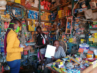 A female logistician from a humanitarian organisation discusses with a supplier in Paoua. ©WFP/Virginie Angé, Paoua, Ouham-Pendé, CAR, 2021.