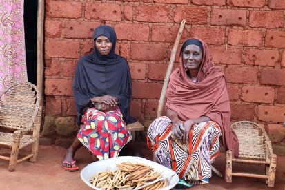 Hawa et Kadidia en train de vendre des biscuits locaux devant leur maison à Bangassou, Préfecture du Mbomou. ©OCHA/ V. Edgar Ngarbaroum