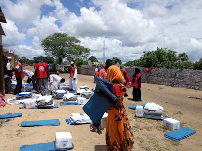 Refugees and Red Crescent volunteers supporting the distribution activities in Um Dafoug UNHCR 2019