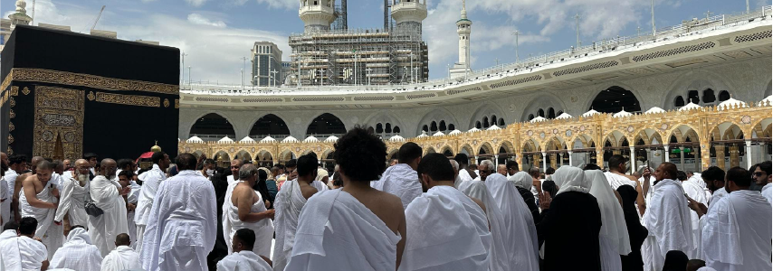 People performing umrah