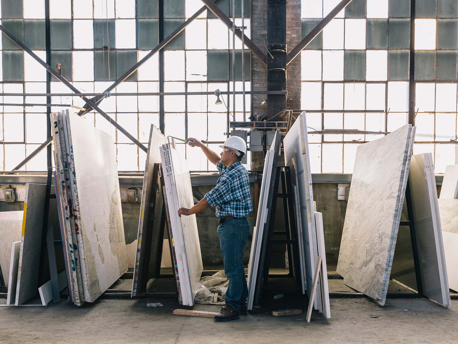 Hombre comprando piezas de granito