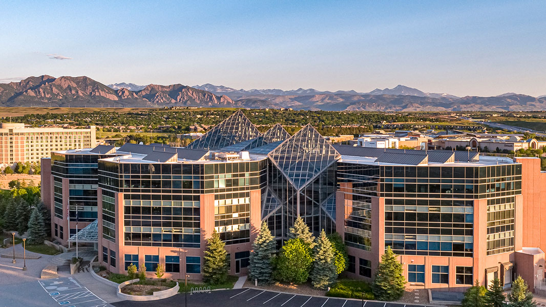Foto aérea de la oficina de Elevations Credit Union en Superior Colorado