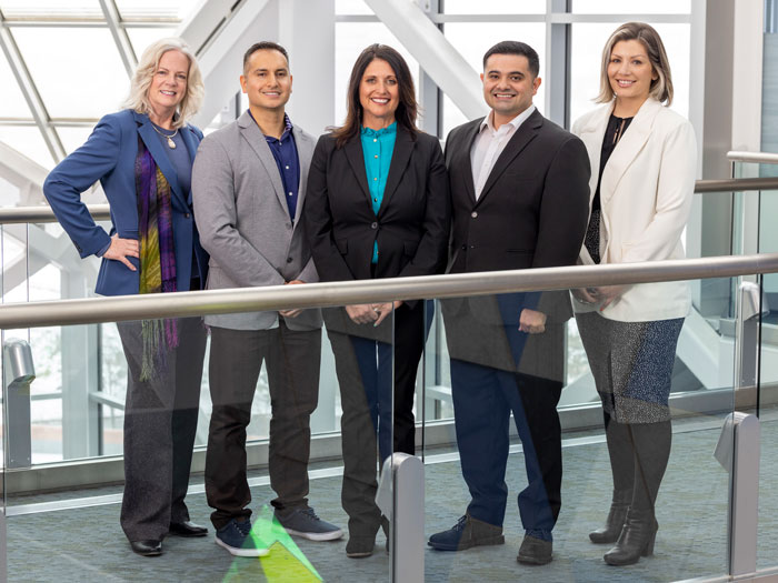 Cinco miembros del equipo de bancario de negocios de Elevations