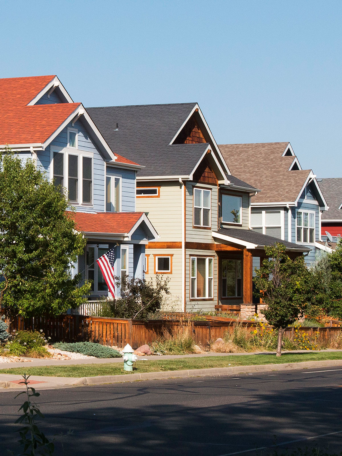 Casas suburbanas en una calle de barrio