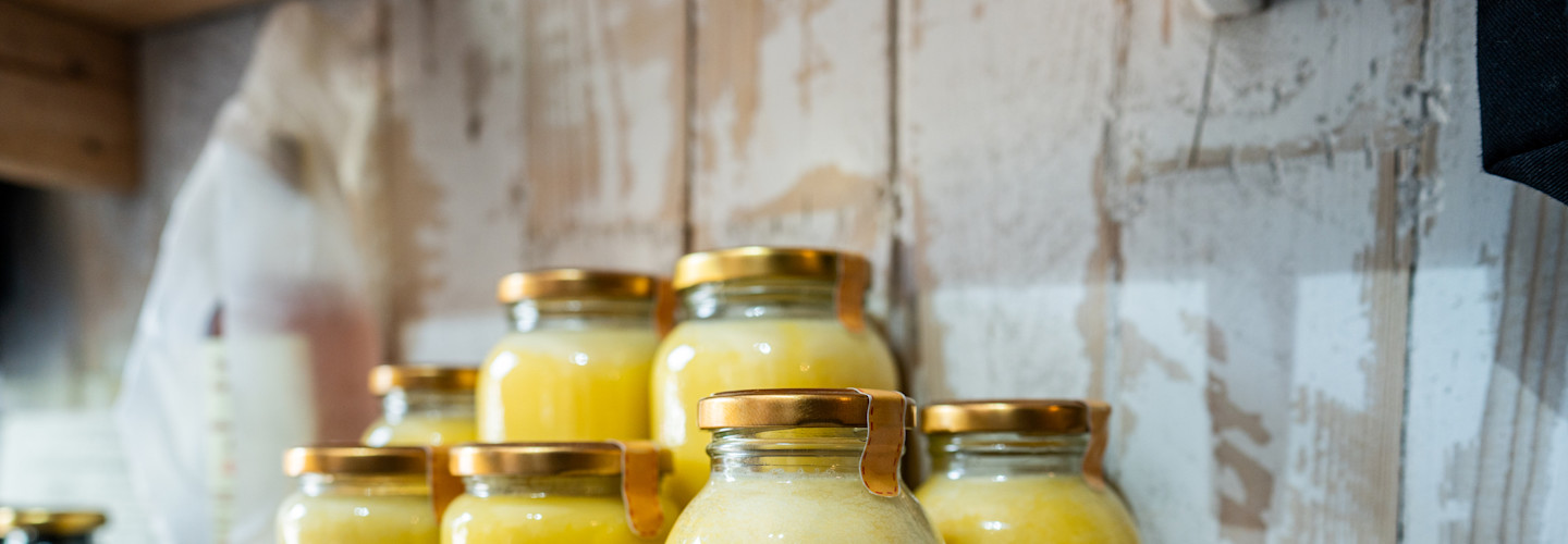 Cada uso de determinado aceite o mantequilla es específico para preparar diversos platillos. Reconoce las diferencias que tiene la mantequilla con respecto al Ghee y sus beneficios para la salud cardiovascular.