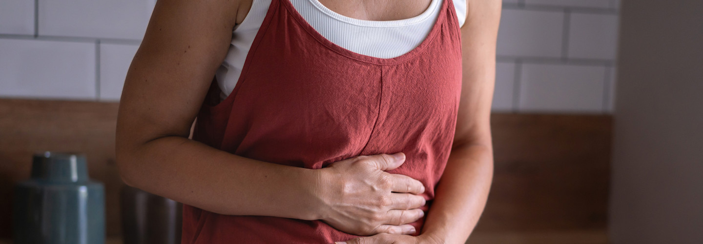 Mujer con hinchazón abdominal