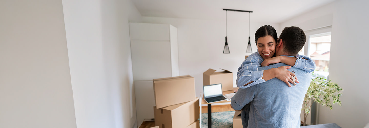 Pareja joven mudándose