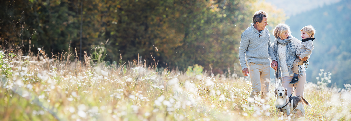 Familia con el perro en la playa