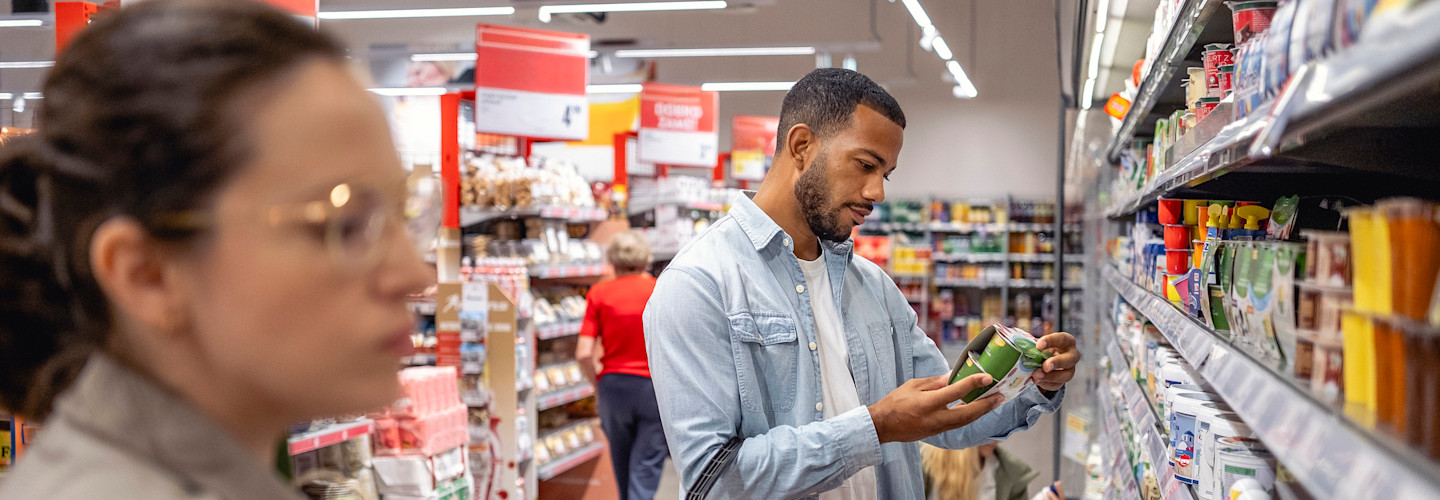Personas decidiendo qué comprar