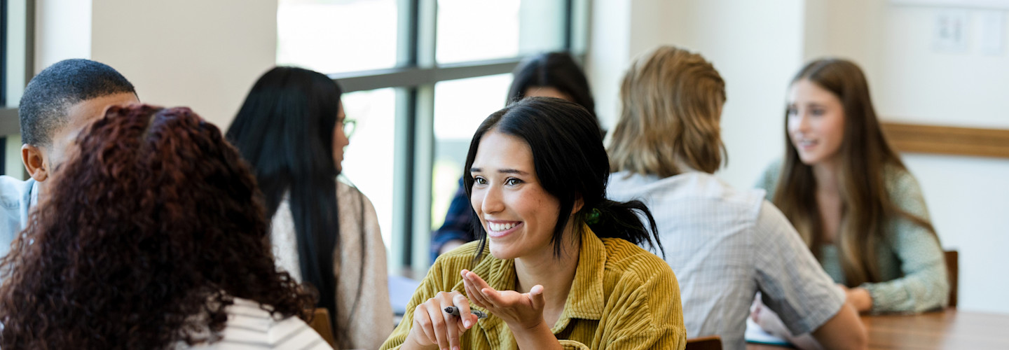 Mujer en una reunión social