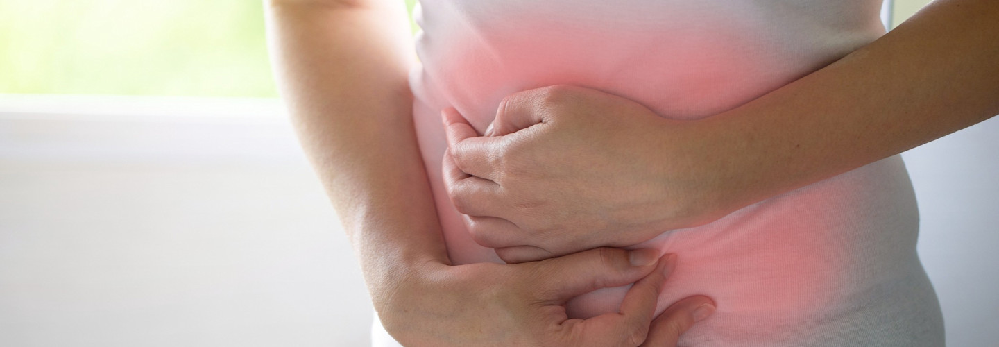 La alimentación puede influir en gran medida para ayudar a reducir algunos síntomas de colitis ulcerosa y también es necesario saber identificar cuáles alimentos hay que evitar.