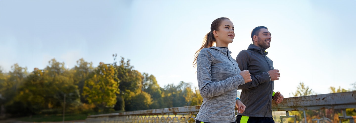 US ‑ Health Benefits ‑ Man and woman running