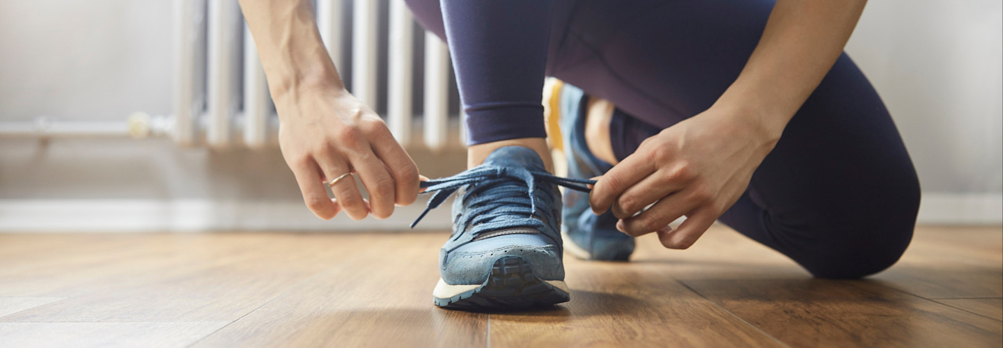 Mujer atando sus cordones
