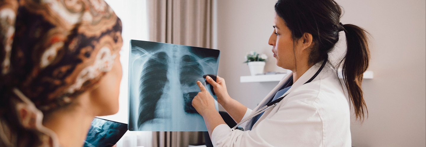 Esta radiografía de baja dosis permite al radiólogo detectar cambios en el tejido del seno. Las mamografías se utilizan para observer si se ha desarrollado cáncer de mama.