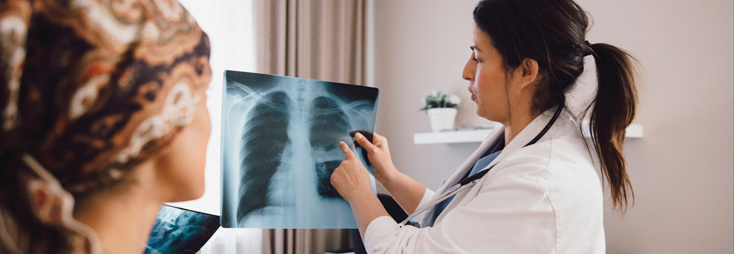 Esta radiografía de baja dosis permite al radiólogo detectar cambios en el tejido del seno. Las mamografías se utilizan para observer si se ha desarrollado cáncer de mama.